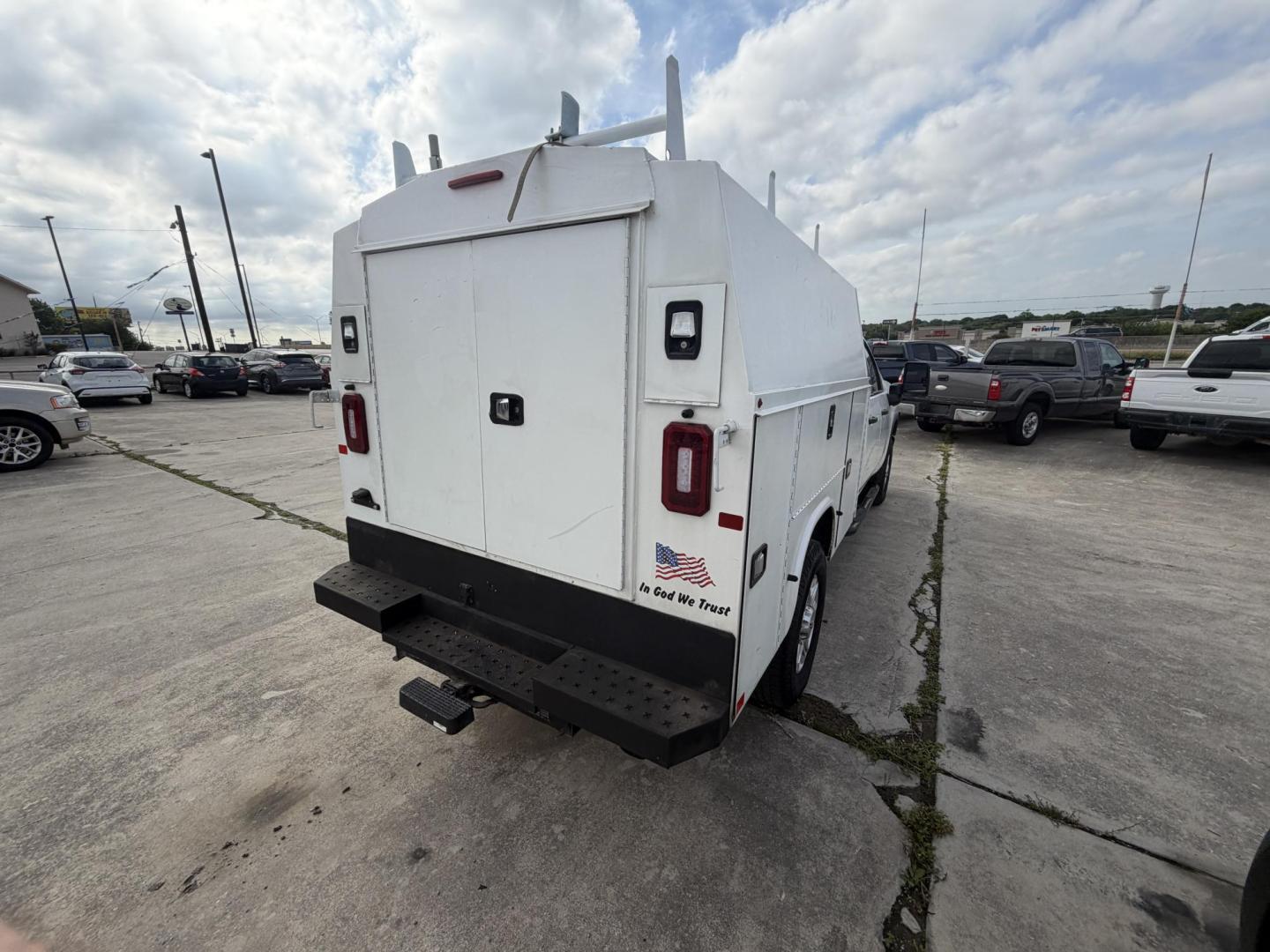 2021 Chevrolet Silverado 3500HD Work Truck Double Cab 2WD (1GB5WRE77MF) with an 6.6L V8 OHV 32V engine, 6A transmission, located at 1687 Business 35 S, New Braunfels, TX, 78130, (830) 625-7159, 29.655487, -98.051491 - Photo#7
