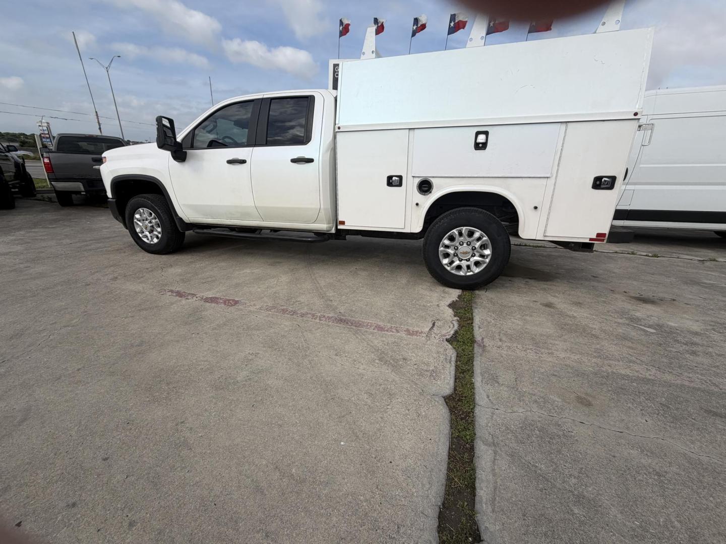 2021 Chevrolet Silverado 3500HD Work Truck Double Cab 2WD (1GB5WRE77MF) with an 6.6L V8 OHV 32V engine, 6A transmission, located at 1687 Business 35 S, New Braunfels, TX, 78130, (830) 625-7159, 29.655487, -98.051491 - Photo#10