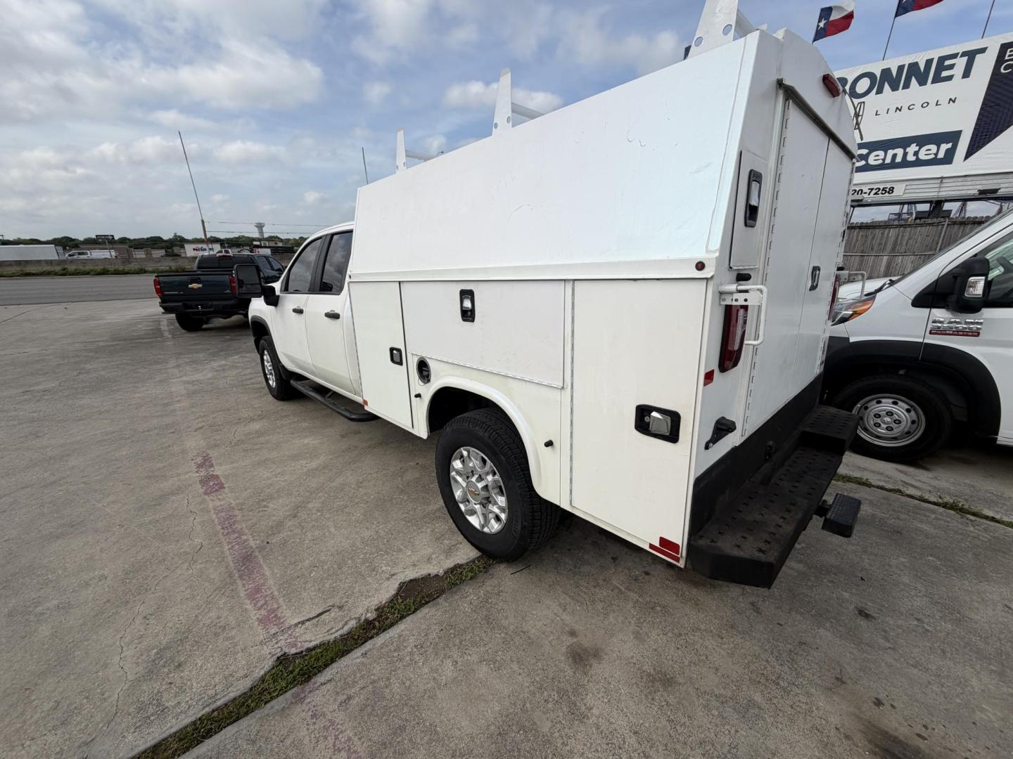2021 Chevrolet Silverado 3500HD Work Truck Double Cab 2WD (1GB5WRE77MF) with an 6.6L V8 OHV 32V engine, 6A transmission, located at 1687 Business 35 S, New Braunfels, TX, 78130, (830) 625-7159, 29.655487, -98.051491 - Photo#9