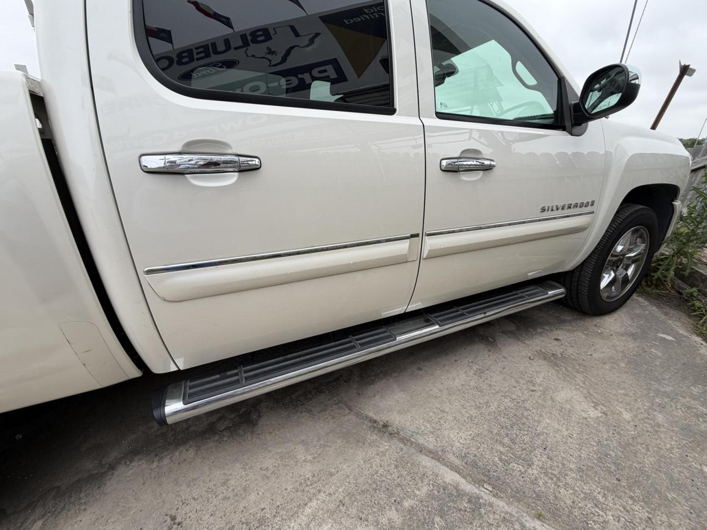 2009 White Chevrolet Silverado 1500 LTZ Crew Cab 2WD (3GCEC33029G) with an 5.3L V8 OHV 16V FFV engine, 4-Speed Automatic transmission, located at 1687 Business 35 S, New Braunfels, TX, 78130, (830) 625-7159, 29.655487, -98.051491 - Photo#2