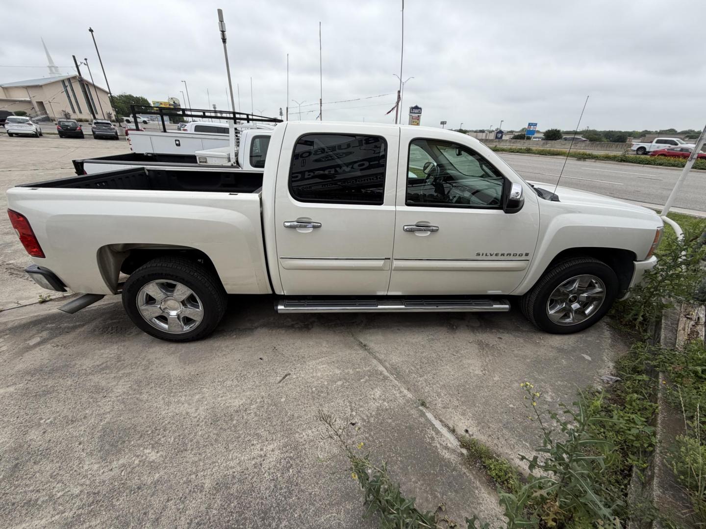 2009 White Chevrolet Silverado 1500 LTZ Crew Cab 2WD (3GCEC33029G) with an 5.3L V8 OHV 16V FFV engine, 4-Speed Automatic transmission, located at 1687 Business 35 S, New Braunfels, TX, 78130, (830) 625-7159, 29.655487, -98.051491 - Photo#1