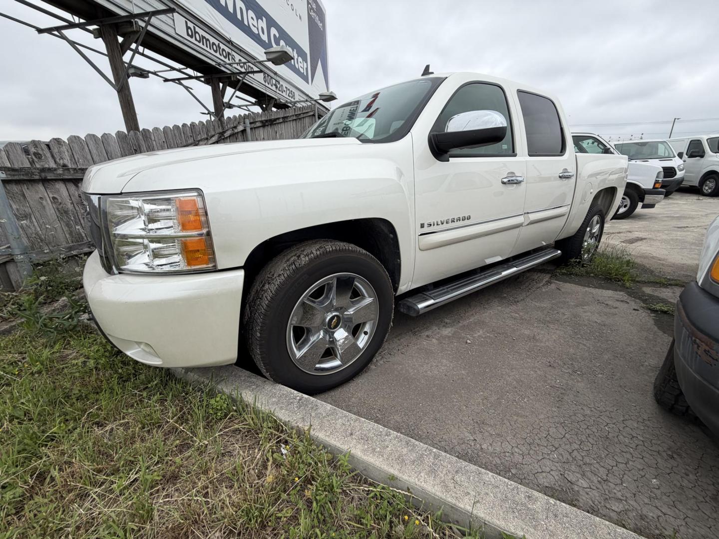 2009 White Chevrolet Silverado 1500 LTZ Crew Cab 2WD (3GCEC33029G) with an 5.3L V8 OHV 16V FFV engine, 4-Speed Automatic transmission, located at 1687 Business 35 S, New Braunfels, TX, 78130, (830) 625-7159, 29.655487, -98.051491 - Photo#0