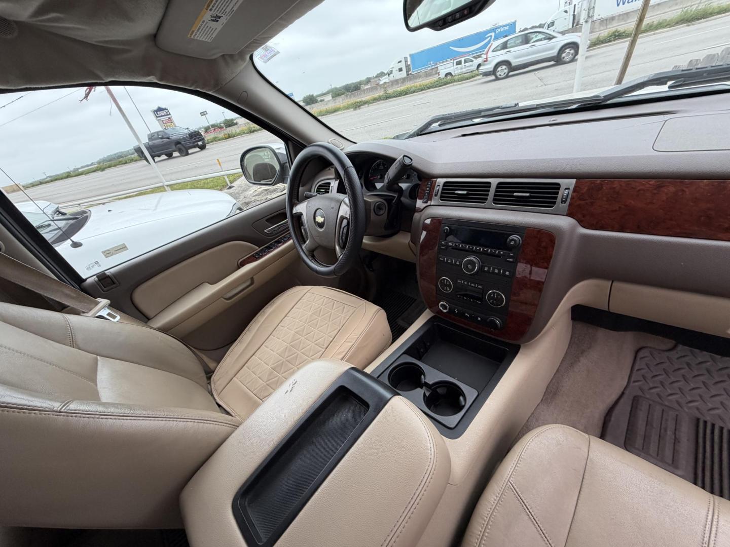 2009 White Chevrolet Silverado 1500 LTZ Crew Cab 2WD (3GCEC33029G) with an 5.3L V8 OHV 16V FFV engine, 4-Speed Automatic transmission, located at 1687 Business 35 S, New Braunfels, TX, 78130, (830) 625-7159, 29.655487, -98.051491 - Photo#4