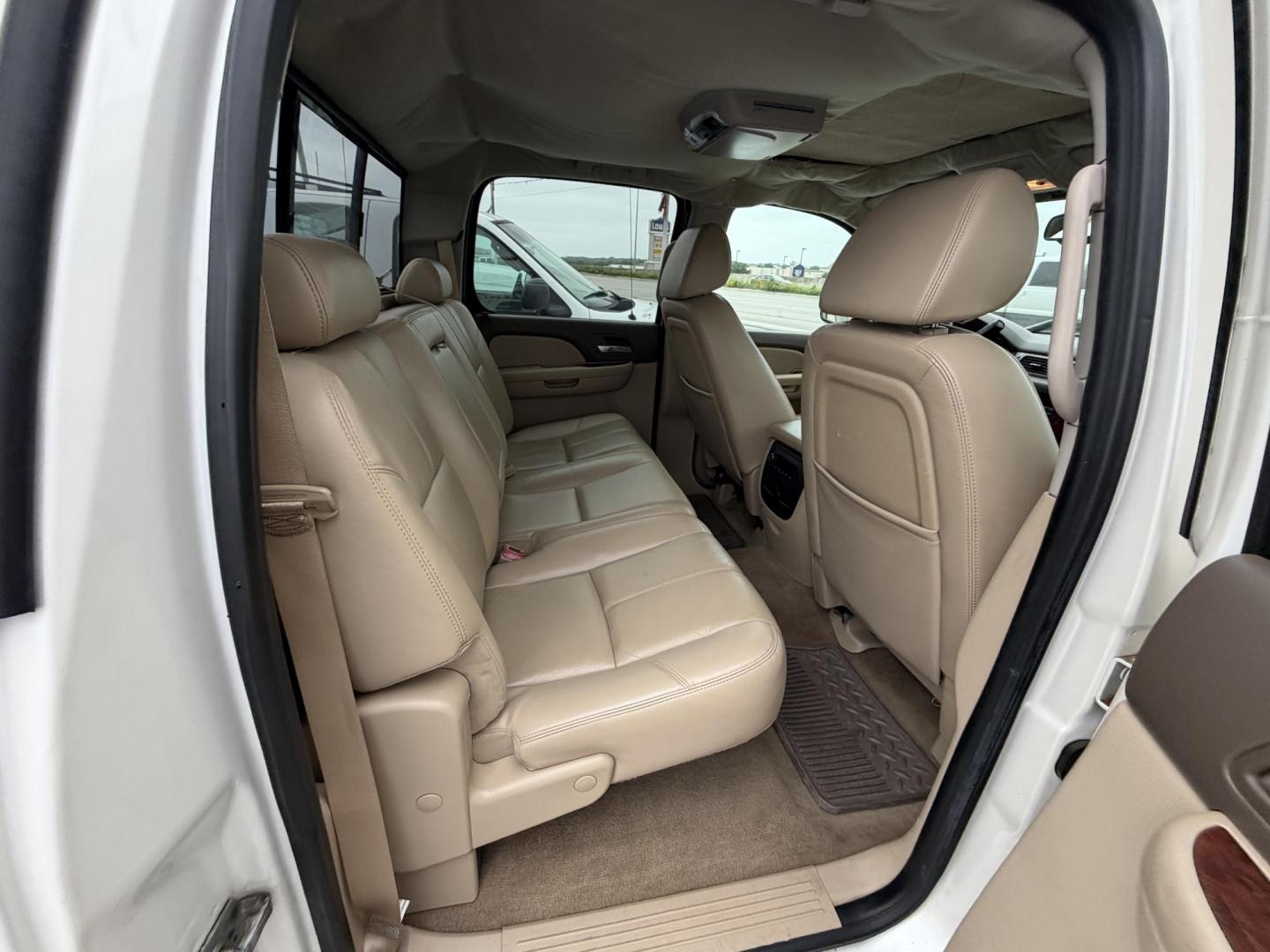 2009 White Chevrolet Silverado 1500 LTZ Crew Cab 2WD (3GCEC33029G) with an 5.3L V8 OHV 16V FFV engine, 4-Speed Automatic transmission, located at 1687 Business 35 S, New Braunfels, TX, 78130, (830) 625-7159, 29.655487, -98.051491 - Photo#6