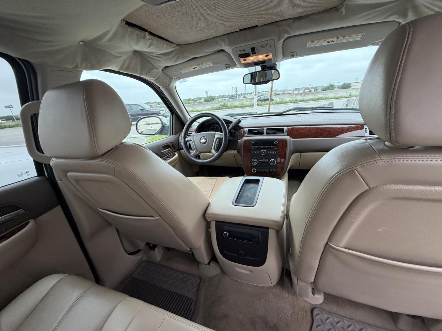 2009 White Chevrolet Silverado 1500 LTZ Crew Cab 2WD (3GCEC33029G) with an 5.3L V8 OHV 16V FFV engine, 4-Speed Automatic transmission, located at 1687 Business 35 S, New Braunfels, TX, 78130, (830) 625-7159, 29.655487, -98.051491 - Photo#7