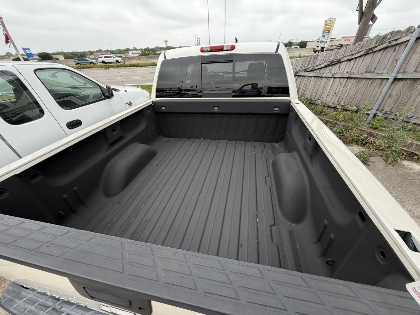 2009 White Chevrolet Silverado 1500 LTZ Crew Cab 2WD (3GCEC33029G) with an 5.3L V8 OHV 16V FFV engine, 4-Speed Automatic transmission, located at 1687 Business 35 S, New Braunfels, TX, 78130, (830) 625-7159, 29.655487, -98.051491 - Photo#9