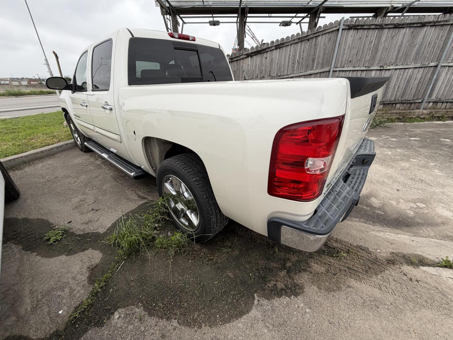 2009 White Chevrolet Silverado 1500 LTZ Crew Cab 2WD (3GCEC33029G) with an 5.3L V8 OHV 16V FFV engine, 4-Speed Automatic transmission, located at 1687 Business 35 S, New Braunfels, TX, 78130, (830) 625-7159, 29.655487, -98.051491 - Photo#10