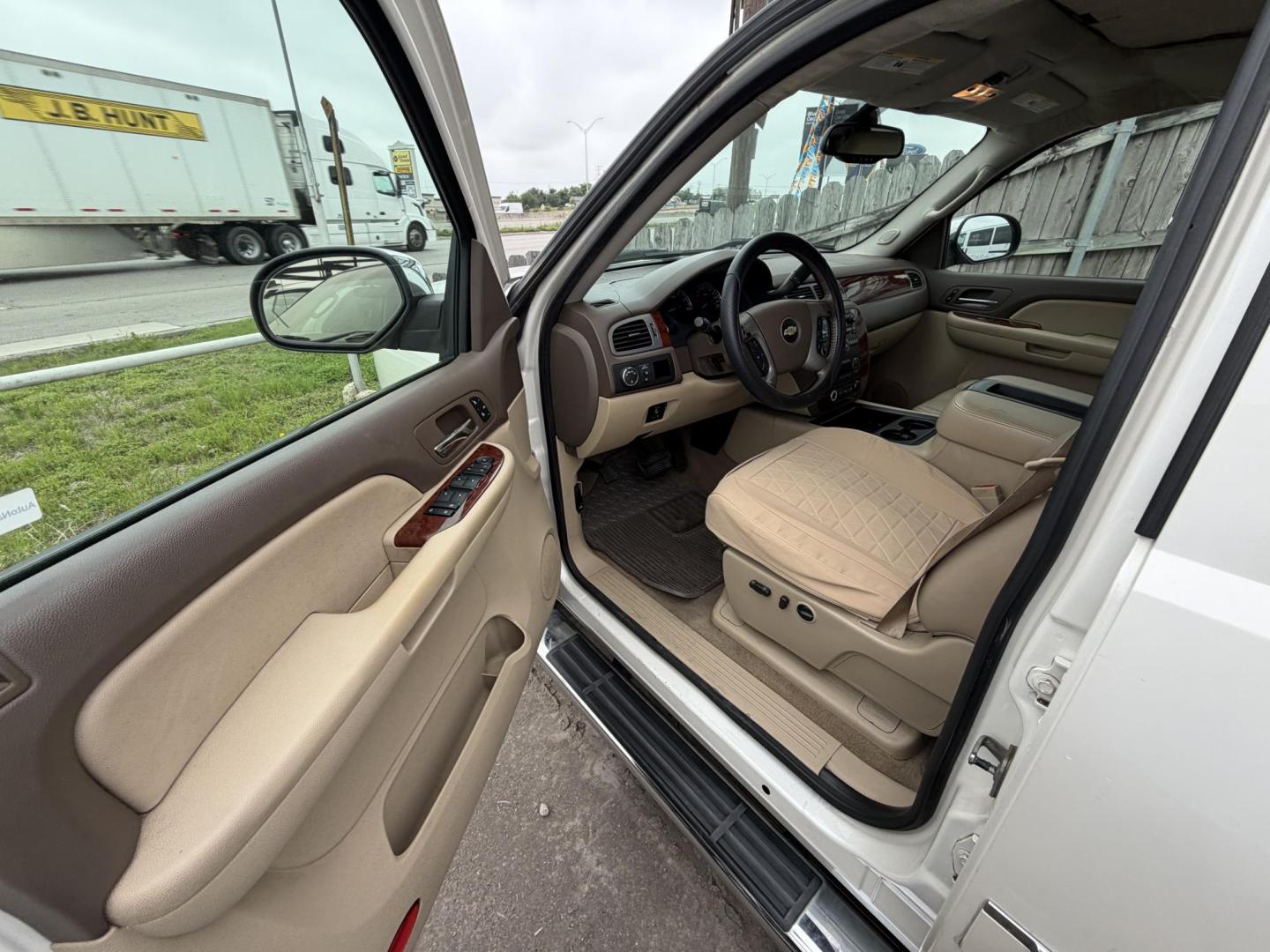 2009 White Chevrolet Silverado 1500 LTZ Crew Cab 2WD (3GCEC33029G) with an 5.3L V8 OHV 16V FFV engine, 4-Speed Automatic transmission, located at 1687 Business 35 S, New Braunfels, TX, 78130, (830) 625-7159, 29.655487, -98.051491 - Photo#11