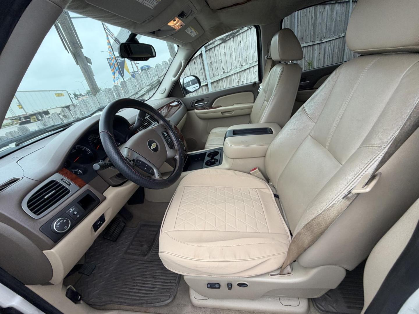 2009 White Chevrolet Silverado 1500 LTZ Crew Cab 2WD (3GCEC33029G) with an 5.3L V8 OHV 16V FFV engine, 4-Speed Automatic transmission, located at 1687 Business 35 S, New Braunfels, TX, 78130, (830) 625-7159, 29.655487, -98.051491 - Photo#12