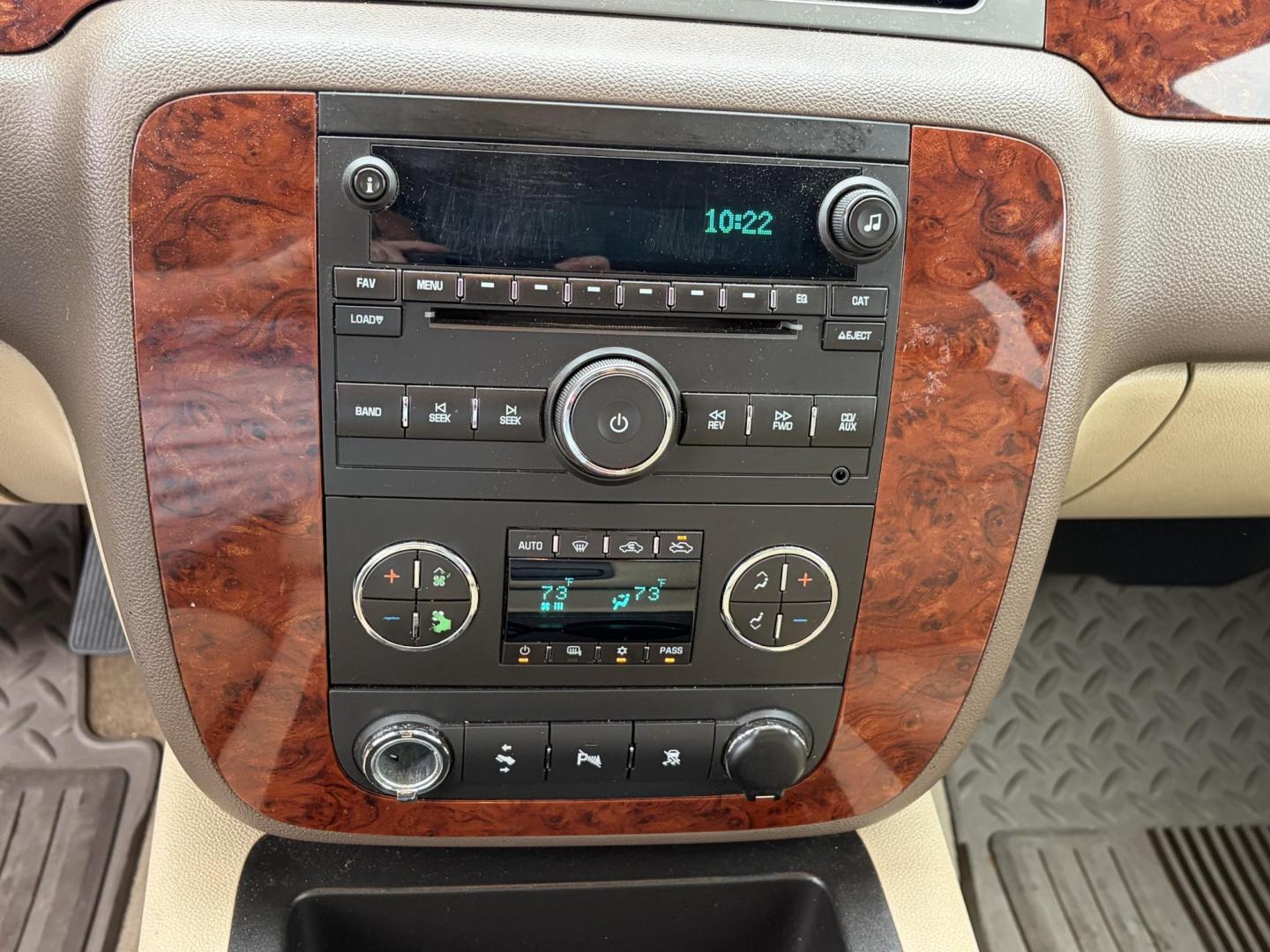 2009 White Chevrolet Silverado 1500 LTZ Crew Cab 2WD (3GCEC33029G) with an 5.3L V8 OHV 16V FFV engine, 4-Speed Automatic transmission, located at 1687 Business 35 S, New Braunfels, TX, 78130, (830) 625-7159, 29.655487, -98.051491 - Photo#14