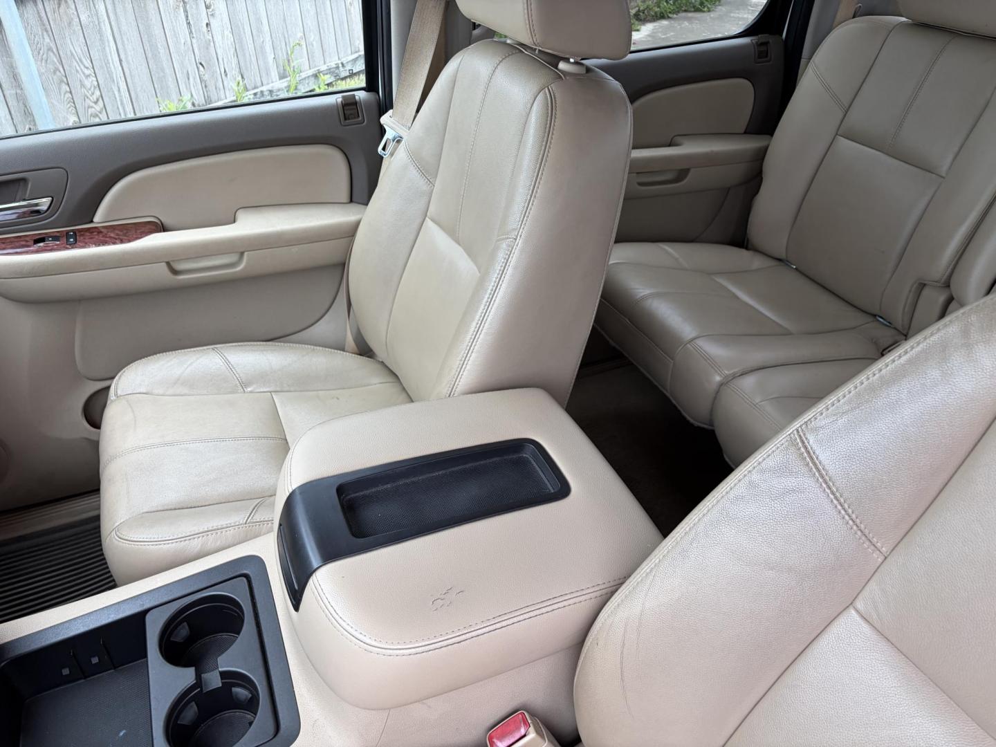2009 White Chevrolet Silverado 1500 LTZ Crew Cab 2WD (3GCEC33029G) with an 5.3L V8 OHV 16V FFV engine, 4-Speed Automatic transmission, located at 1687 Business 35 S, New Braunfels, TX, 78130, (830) 625-7159, 29.655487, -98.051491 - Photo#17