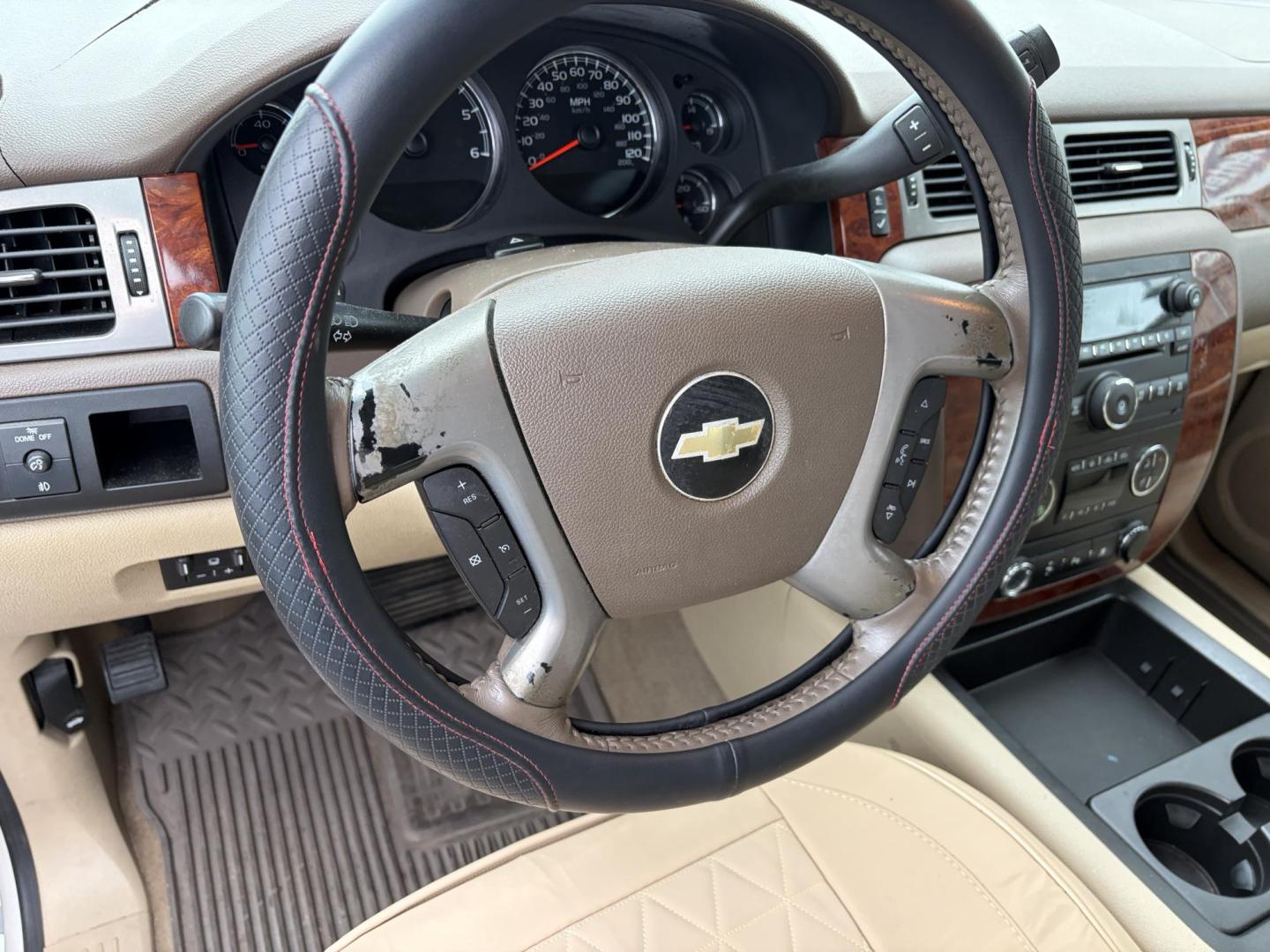 2009 White Chevrolet Silverado 1500 LTZ Crew Cab 2WD (3GCEC33029G) with an 5.3L V8 OHV 16V FFV engine, 4-Speed Automatic transmission, located at 1687 Business 35 S, New Braunfels, TX, 78130, (830) 625-7159, 29.655487, -98.051491 - Photo#18