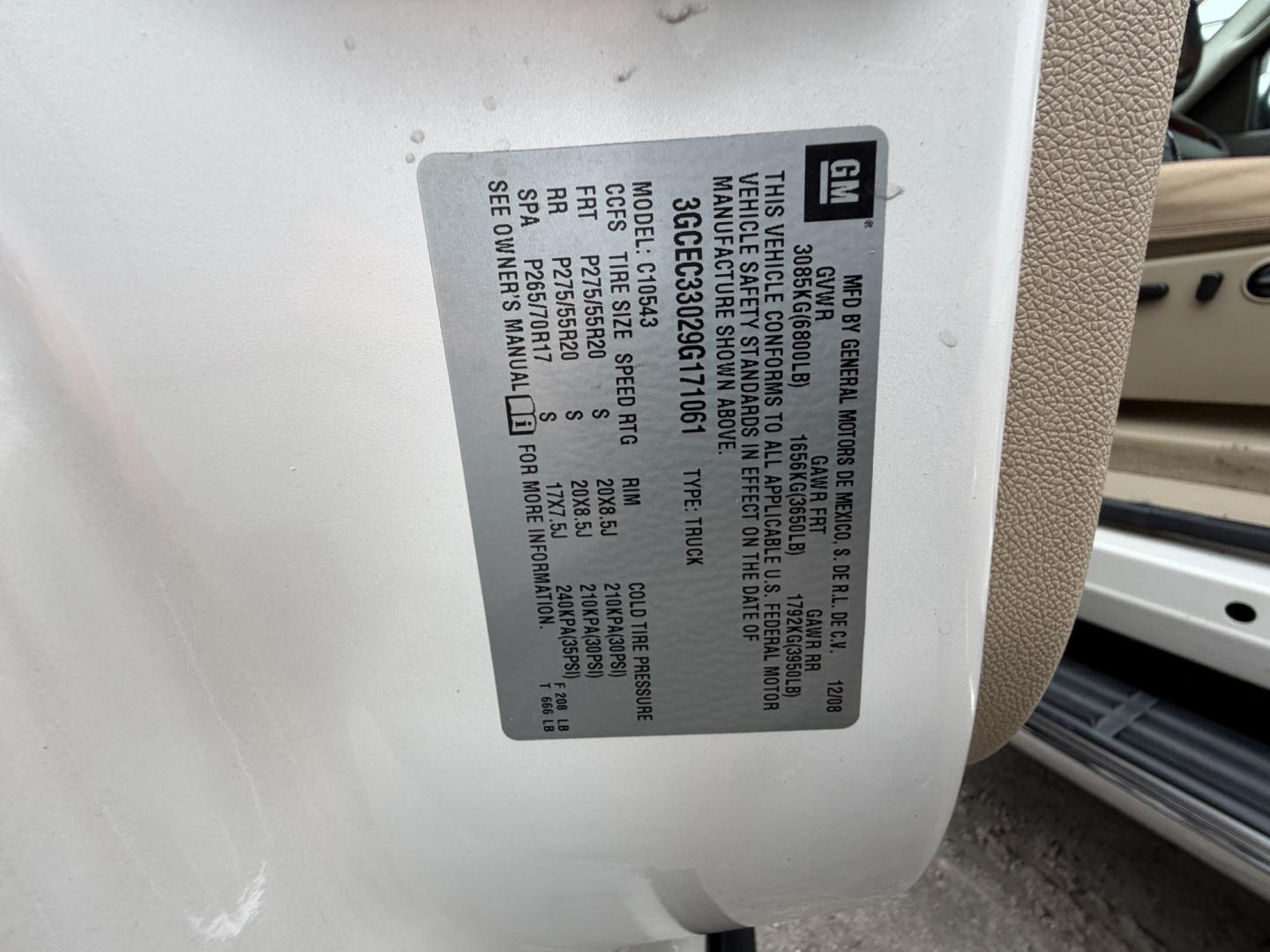 2009 White Chevrolet Silverado 1500 LTZ Crew Cab 2WD (3GCEC33029G) with an 5.3L V8 OHV 16V FFV engine, 4-Speed Automatic transmission, located at 1687 Business 35 S, New Braunfels, TX, 78130, (830) 625-7159, 29.655487, -98.051491 - Photo#19