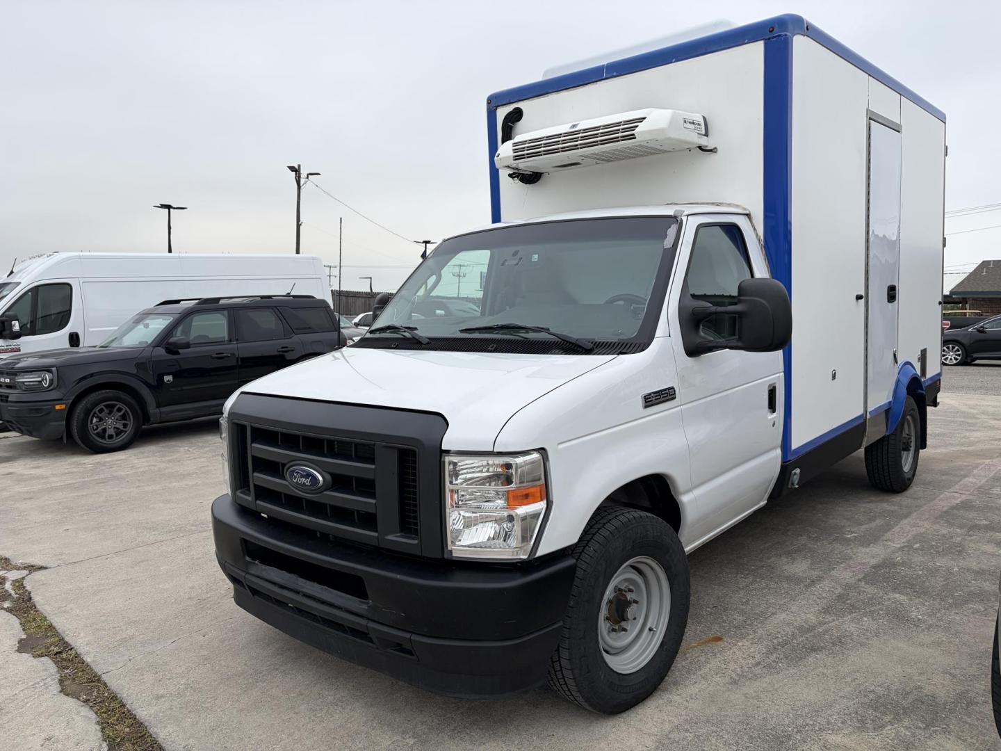 2023 White Ford Econoline E-350 Super Duty (1FDWE3FK2PD) with an 7.3LV8 OHV 16V engine, located at 1687 Business 35 S, New Braunfels, TX, 78130, (830) 625-7159, 29.655487, -98.051491 - Photo#0