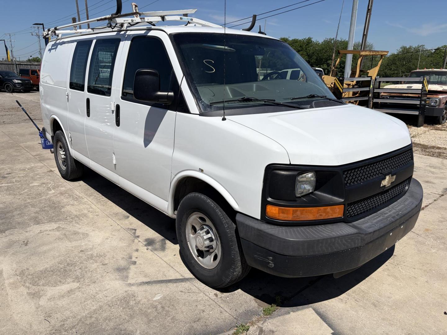 2015 White Chevrolet Express 2500 Cargo FFV (1GCWGFCF8F1) with an 4.8L V8 FFV engine, 6-Speed Automatic transmission, located at 1687 Business 35 S, New Braunfels, TX, 78130, (830) 625-7159, 29.655487, -98.051491 - Photo#1