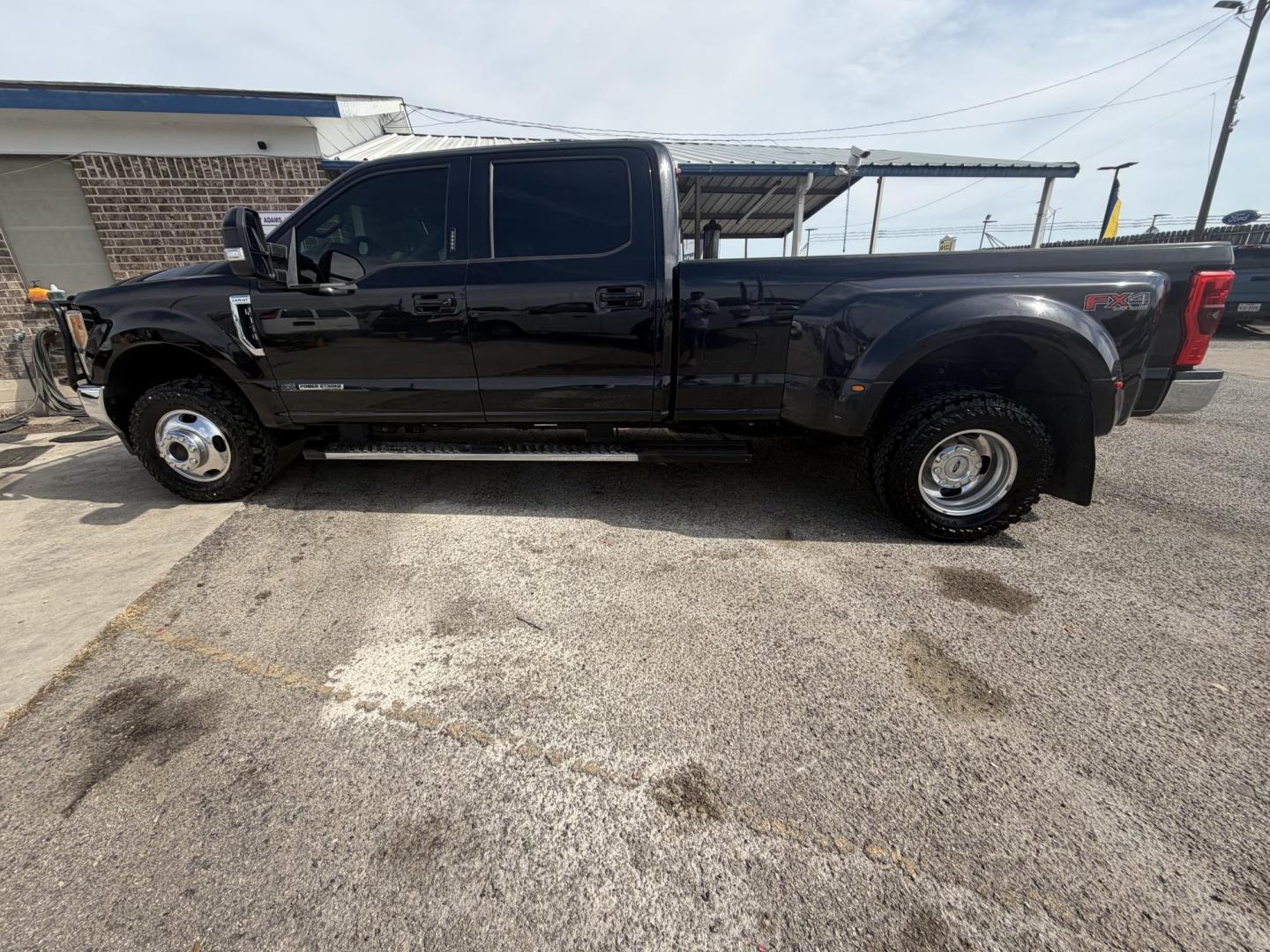 2017 Black Ford F-350 SD Lariat Crew Cab Long Bed DRW 4WD (1FT8W3DT5HE) with an 6.7L V8 OHV 16V DIESEL engine, 6A transmission, located at 1687 Business 35 S, New Braunfels, TX, 78130, (830) 625-7159, 29.655487, -98.051491 - Photo#7