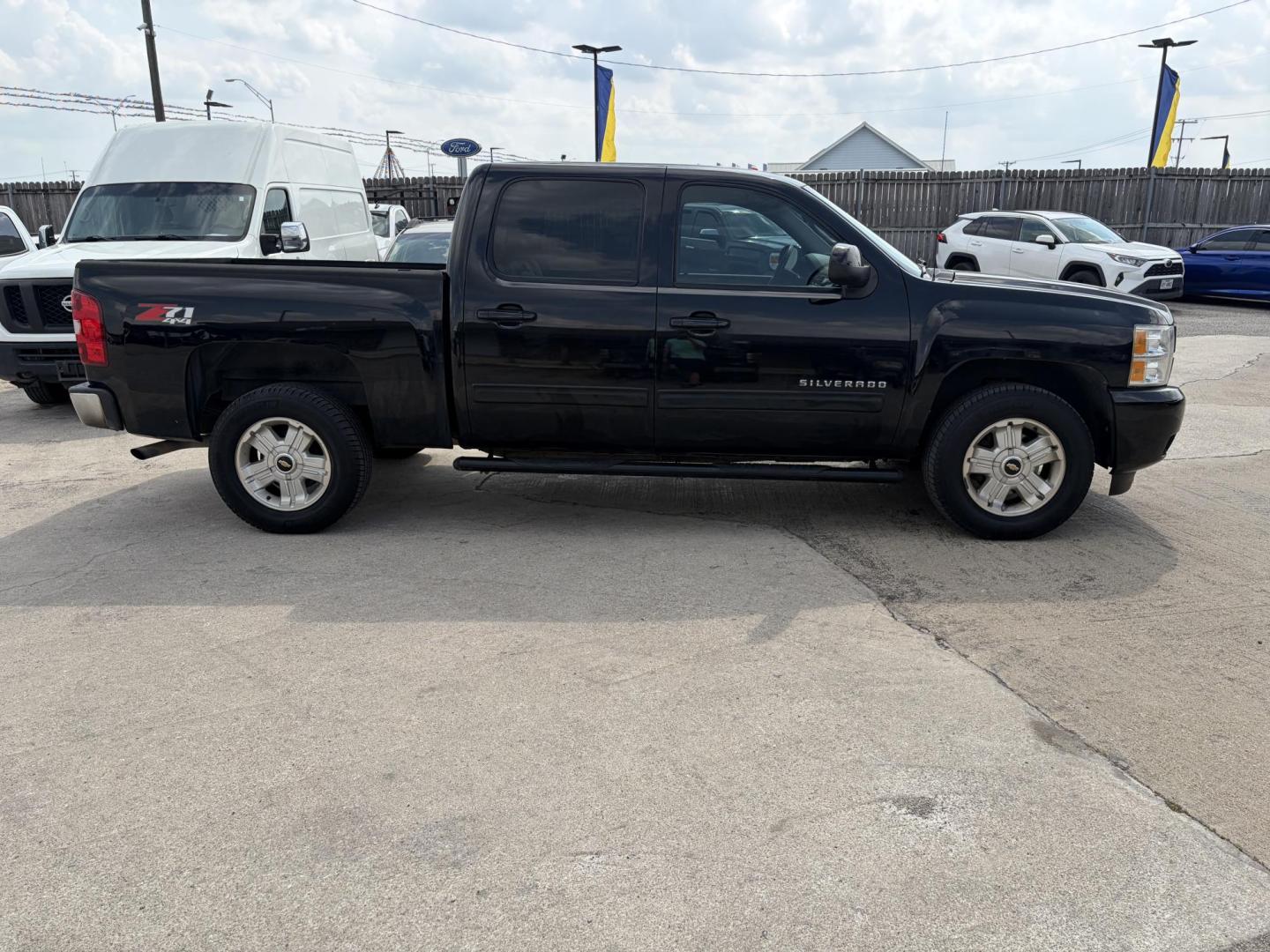 2013 White Chevrolet Silverado 1500 LTZ Crew Cab 4WD (3GCPKTE7XDG) with an 5.3L V8 OHV 16V FFV engine, 6-Speed Automatic transmission, located at 1687 Business 35 S, New Braunfels, TX, 78130, (830) 625-7159, 29.655487, -98.051491 - Photo#2