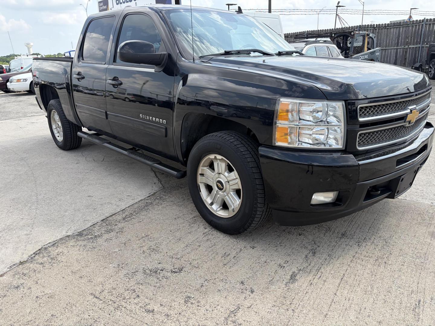 2013 White Chevrolet Silverado 1500 LTZ Crew Cab 4WD (3GCPKTE7XDG) with an 5.3L V8 OHV 16V FFV engine, 6-Speed Automatic transmission, located at 1687 Business 35 S, New Braunfels, TX, 78130, (830) 625-7159, 29.655487, -98.051491 - Photo#1