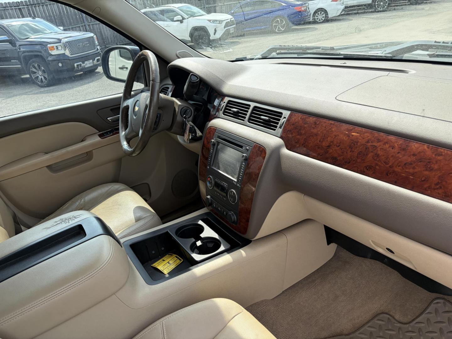 2013 White Chevrolet Silverado 1500 LTZ Crew Cab 4WD (3GCPKTE7XDG) with an 5.3L V8 OHV 16V FFV engine, 6-Speed Automatic transmission, located at 1687 Business 35 S, New Braunfels, TX, 78130, (830) 625-7159, 29.655487, -98.051491 - Photo#4
