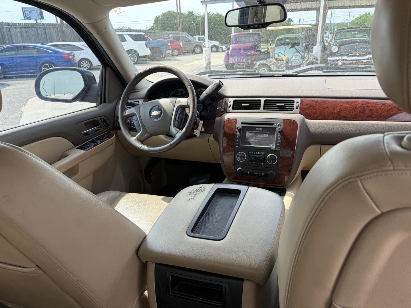 2013 White Chevrolet Silverado 1500 LTZ Crew Cab 4WD (3GCPKTE7XDG) with an 5.3L V8 OHV 16V FFV engine, 6-Speed Automatic transmission, located at 1687 Business 35 S, New Braunfels, TX, 78130, (830) 625-7159, 29.655487, -98.051491 - Photo#6