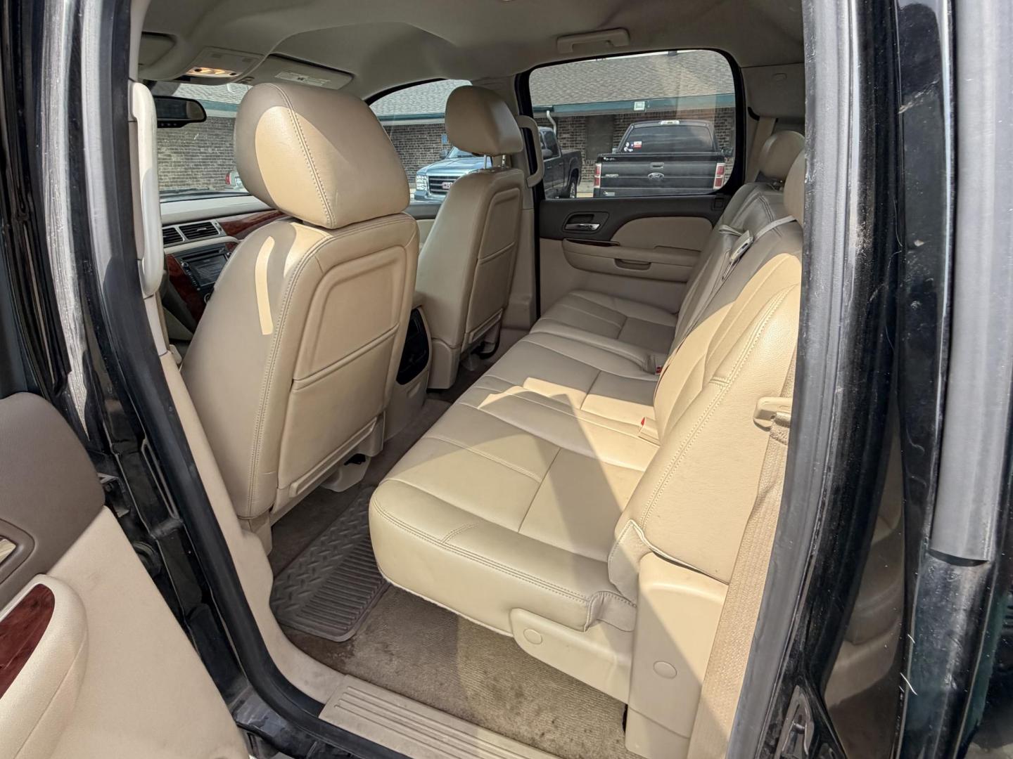 2013 White Chevrolet Silverado 1500 LTZ Crew Cab 4WD (3GCPKTE7XDG) with an 5.3L V8 OHV 16V FFV engine, 6-Speed Automatic transmission, located at 1687 Business 35 S, New Braunfels, TX, 78130, (830) 625-7159, 29.655487, -98.051491 - Photo#9