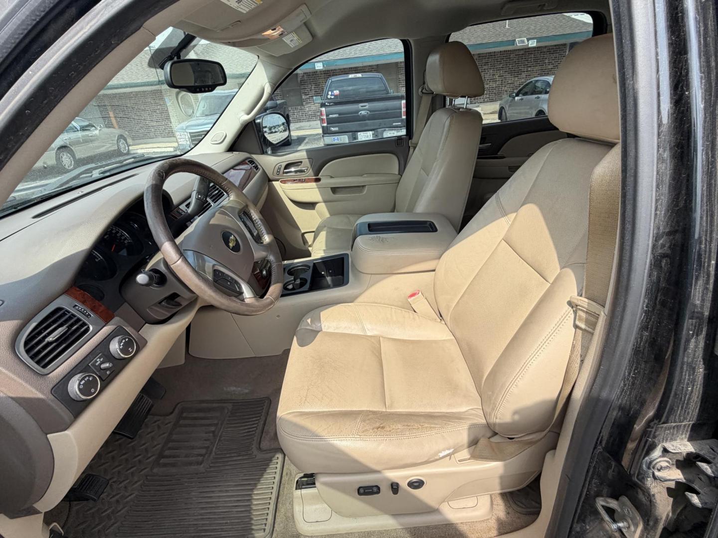2013 White Chevrolet Silverado 1500 LTZ Crew Cab 4WD (3GCPKTE7XDG) with an 5.3L V8 OHV 16V FFV engine, 6-Speed Automatic transmission, located at 1687 Business 35 S, New Braunfels, TX, 78130, (830) 625-7159, 29.655487, -98.051491 - Photo#11