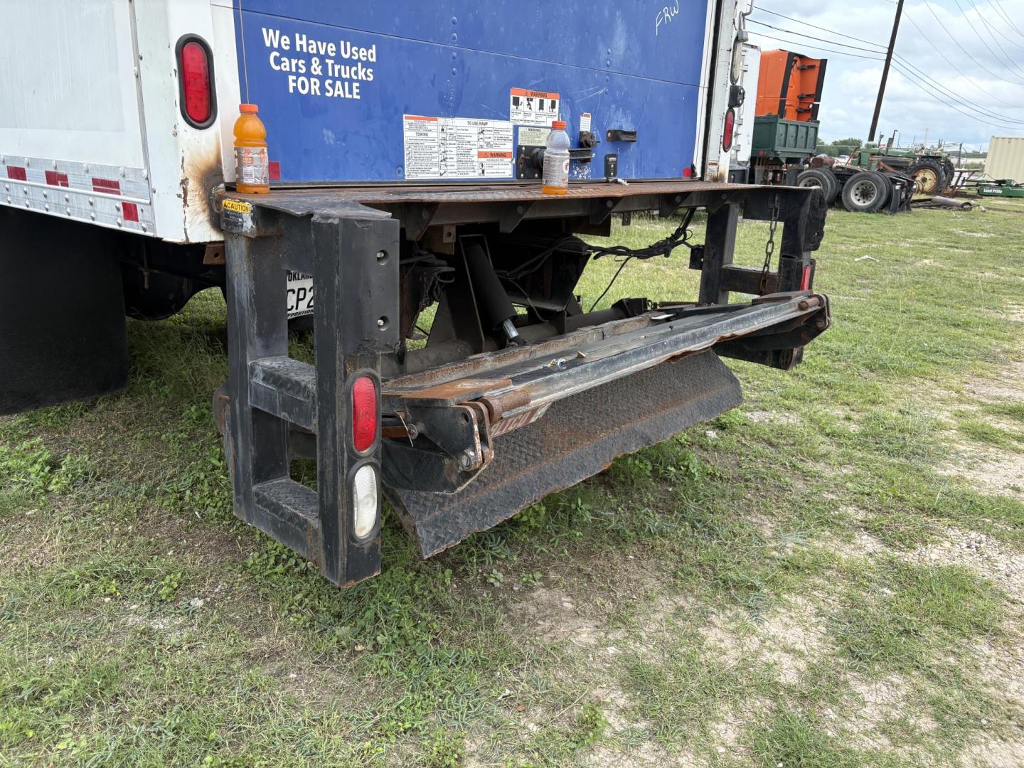 2017 White International DuraStar 4300 - (1HTMMMMM2HH) , located at 1687 Business 35 S, New Braunfels, TX, 78130, (830) 625-7159, 29.655487, -98.051491 - Photo#2