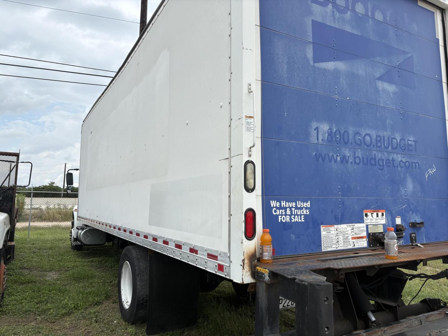 2017 White International DuraStar 4300 - (1HTMMMMM2HH) , located at 1687 Business 35 S, New Braunfels, TX, 78130, (830) 625-7159, 29.655487, -98.051491 - Photo#3