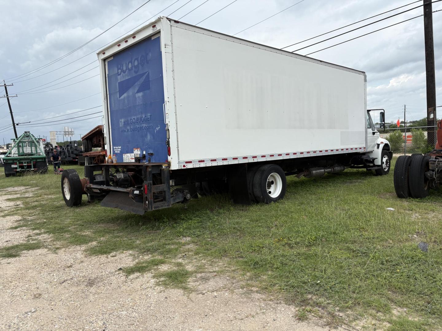2017 White International DuraStar 4300 - (1HTMMMMM2HH) , located at 1687 Business 35 S, New Braunfels, TX, 78130, (830) 625-7159, 29.655487, -98.051491 - Photo#4