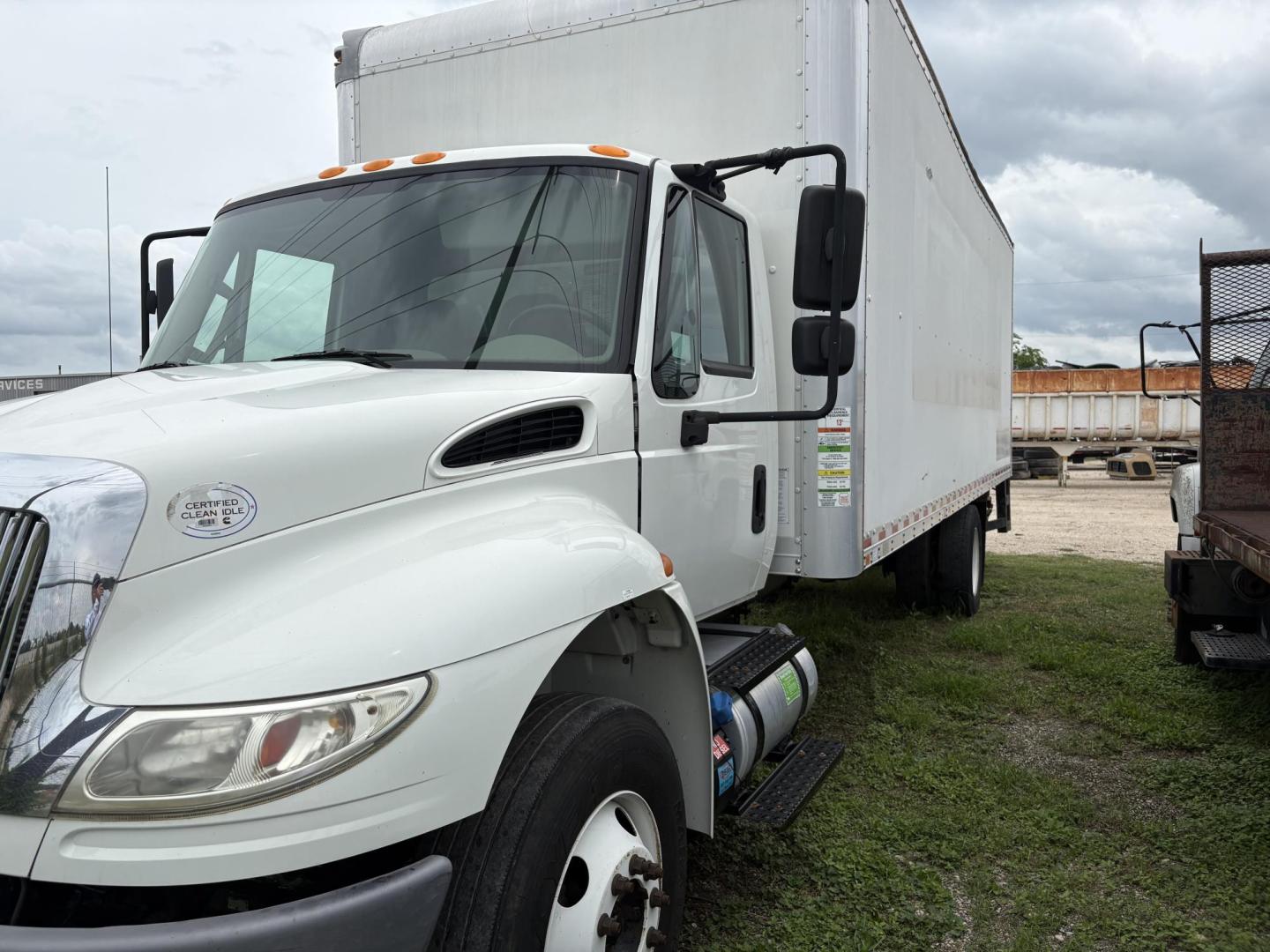2017 White International DuraStar 4300 - (1HTMMMMM2HH) , located at 1687 Business 35 S, New Braunfels, TX, 78130, (830) 625-7159, 29.655487, -98.051491 - Photo#5