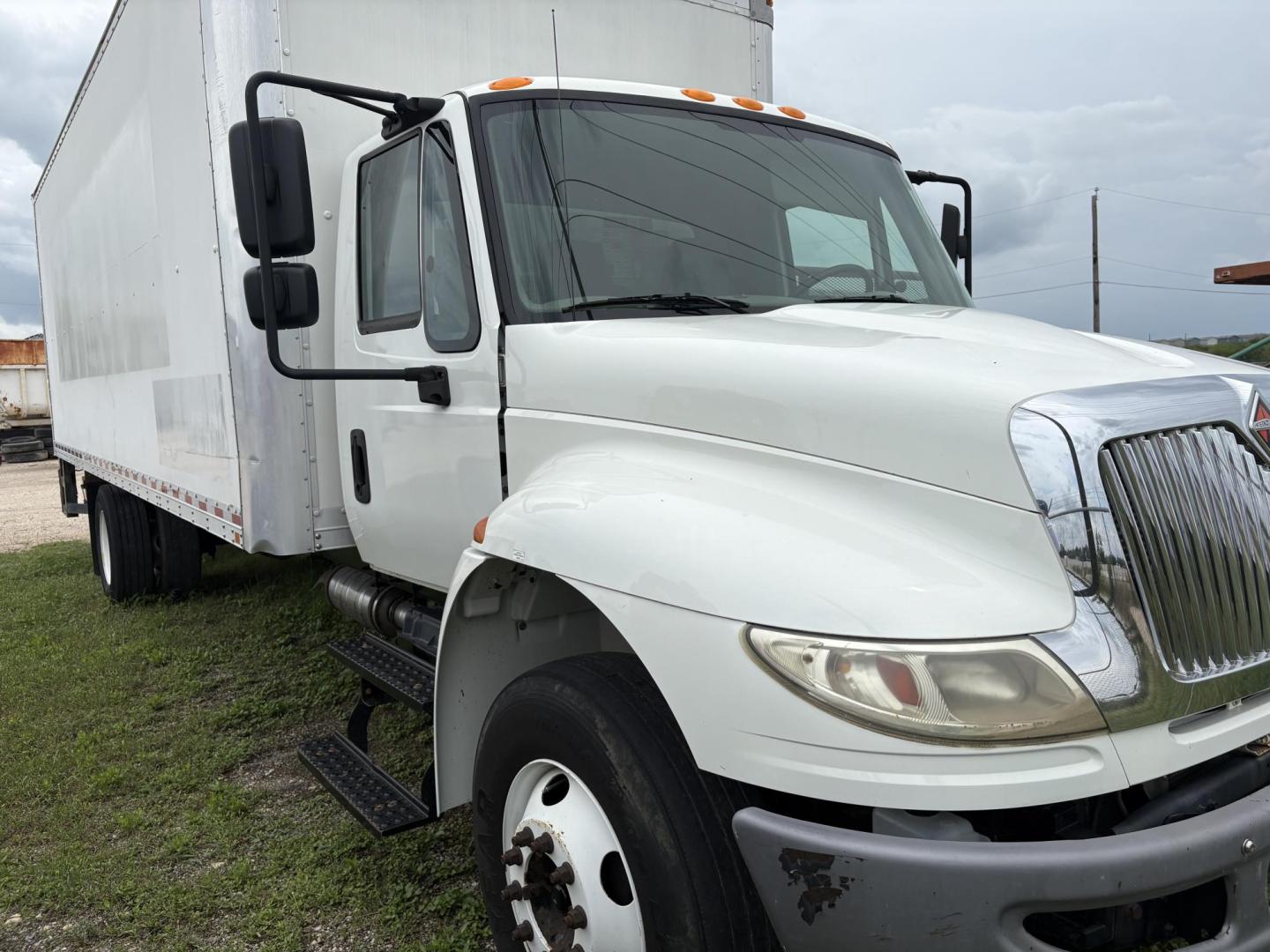 2017 White International DuraStar 4300 - (1HTMMMMM2HH) , located at 1687 Business 35 S, New Braunfels, TX, 78130, (830) 625-7159, 29.655487, -98.051491 - Photo#6
