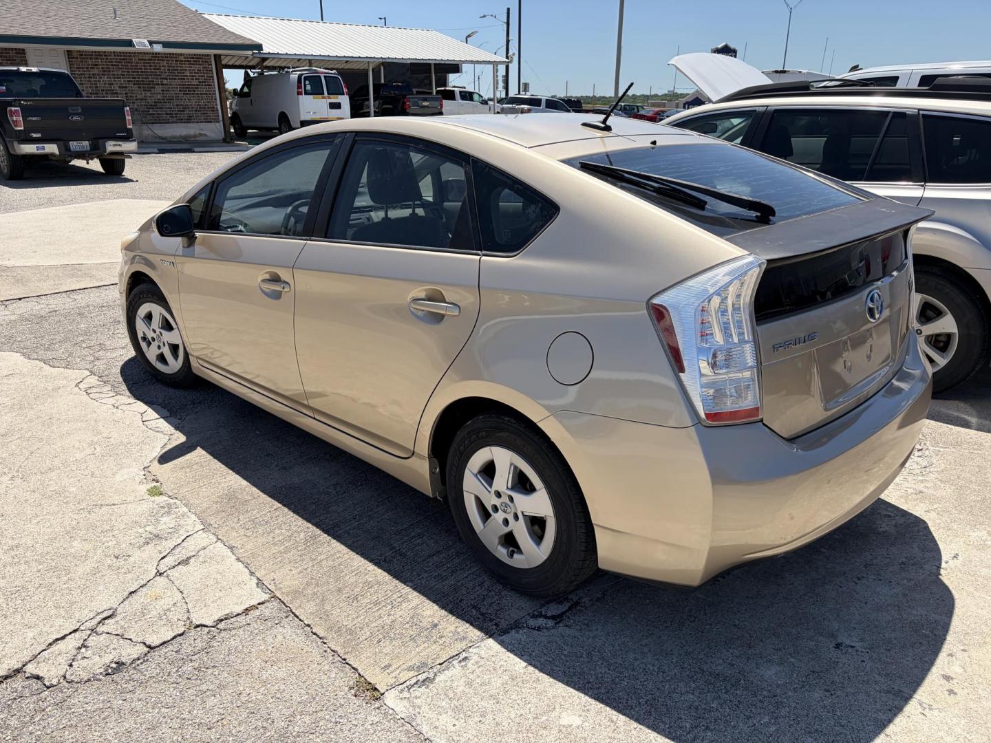 2010 Tan Toyota Prius Prius II (JTDKN3DUXA0) with an 1.8L L4 DOHC 16V engine, Continuously Variable Transmisson transmission, located at 1687 Business 35 S, New Braunfels, TX, 78130, (830) 625-7159, 29.655487, -98.051491 - Photo#6