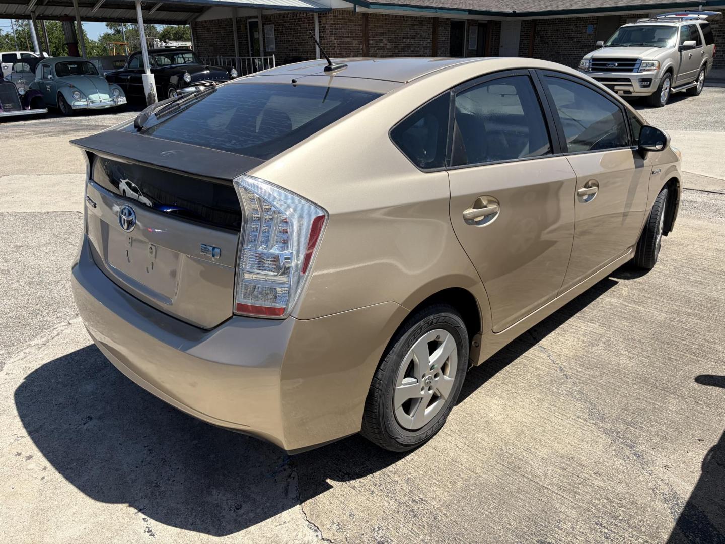 2010 Tan Toyota Prius Prius II (JTDKN3DUXA0) with an 1.8L L4 DOHC 16V engine, Continuously Variable Transmisson transmission, located at 1687 Business 35 S, New Braunfels, TX, 78130, (830) 625-7159, 29.655487, -98.051491 - Photo#5