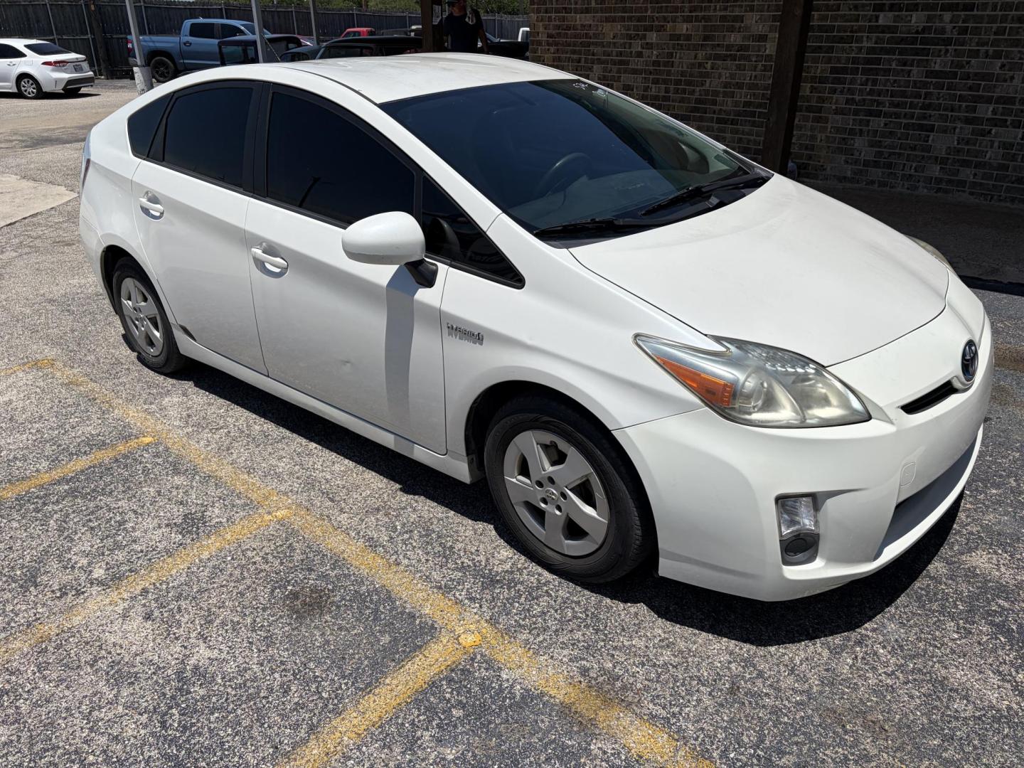 2011 White Toyota Prius Prius I (JTDKN3DU8B5) with an 1.8L L4 DOHC 16V engine, Continuously Variable Transmission transmission, located at 1687 Business 35 S, New Braunfels, TX, 78130, (830) 625-7159, 29.655487, -98.051491 - Photo#1
