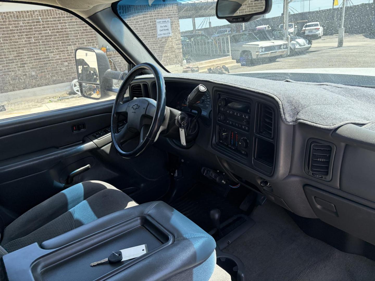 2006 White Chevrolet Silverado 2500HD LS Crew Cab 4WD (1GCHK23D96F) with an 6.6L V8 OHV 32V TURBO DIESEL engine, located at 1687 Business 35 S, New Braunfels, TX, 78130, (830) 625-7159, 29.655487, -98.051491 - Photo#3