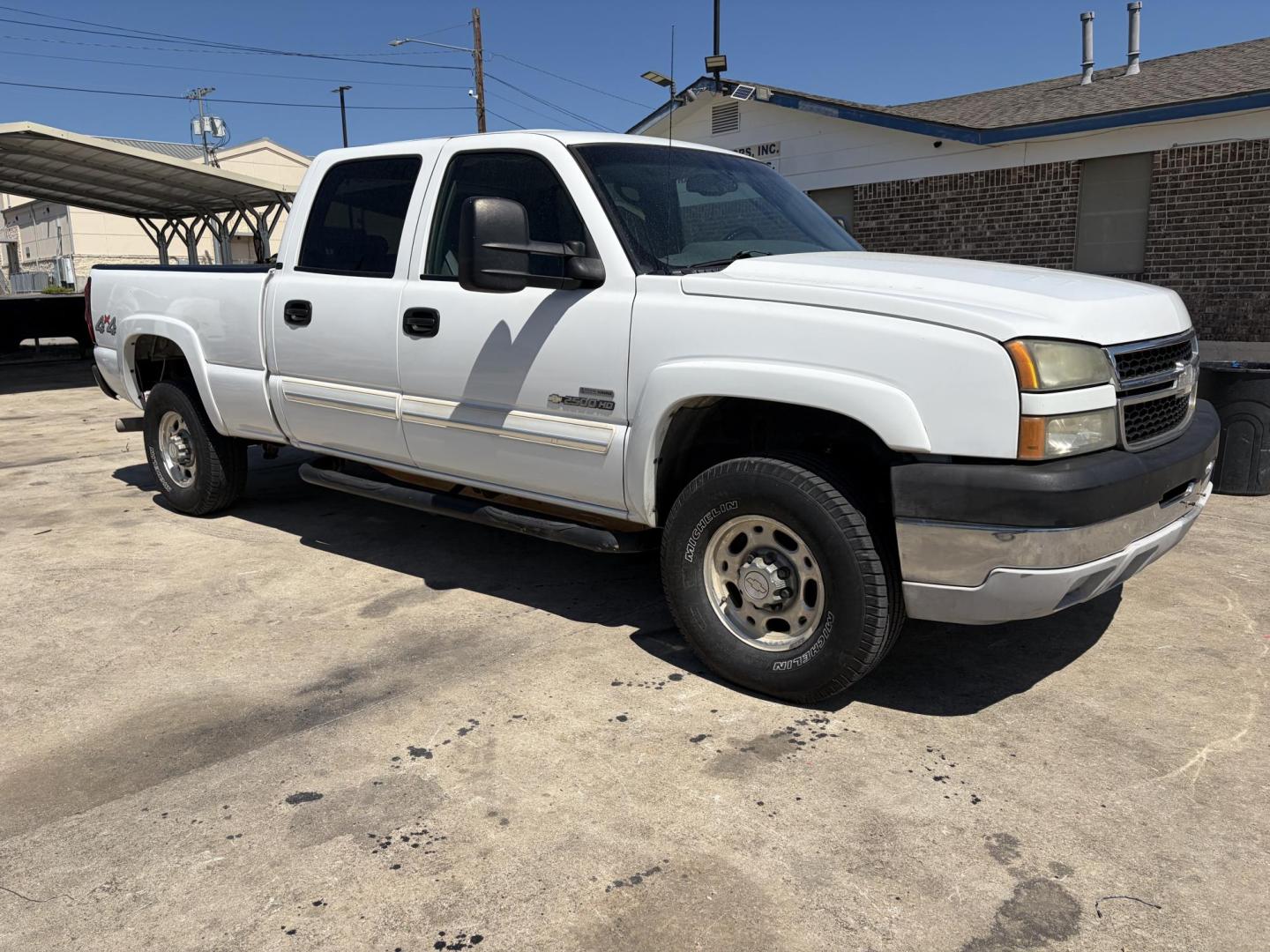 2006 White Chevrolet Silverado 2500HD LS Crew Cab 4WD (1GCHK23D96F) with an 6.6L V8 OHV 32V TURBO DIESEL engine, located at 1687 Business 35 S, New Braunfels, TX, 78130, (830) 625-7159, 29.655487, -98.051491 - Photo#1