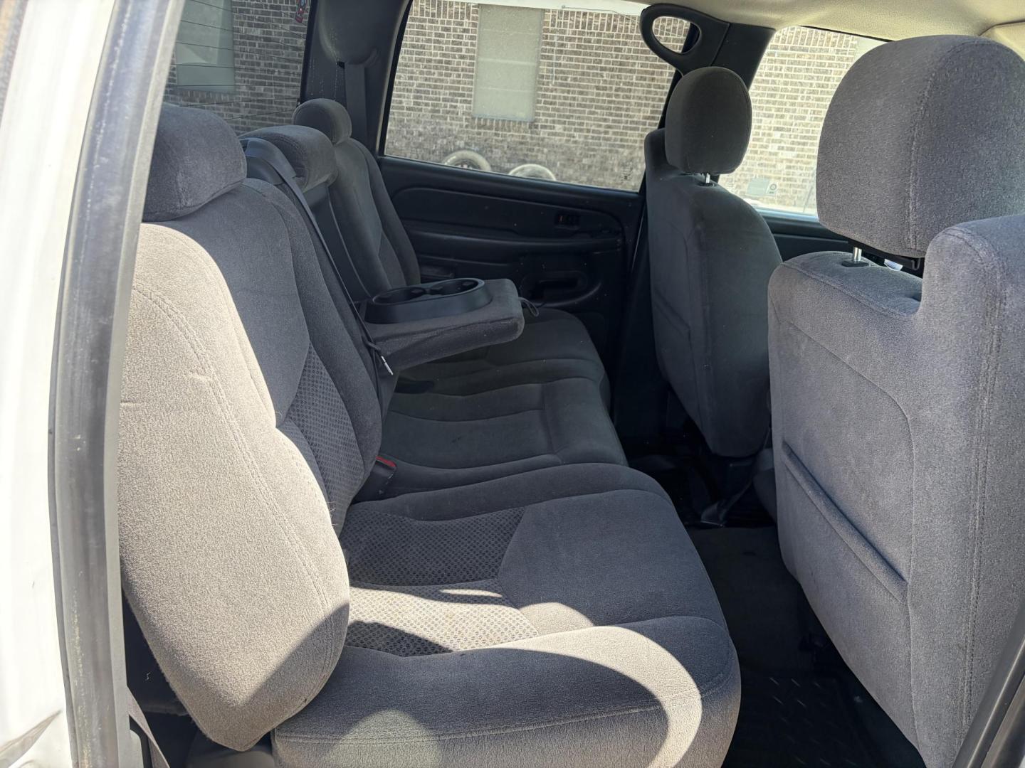 2006 White Chevrolet Silverado 2500HD LS Crew Cab 4WD (1GCHK23D96F) with an 6.6L V8 OHV 32V TURBO DIESEL engine, located at 1687 Business 35 S, New Braunfels, TX, 78130, (830) 625-7159, 29.655487, -98.051491 - Photo#4