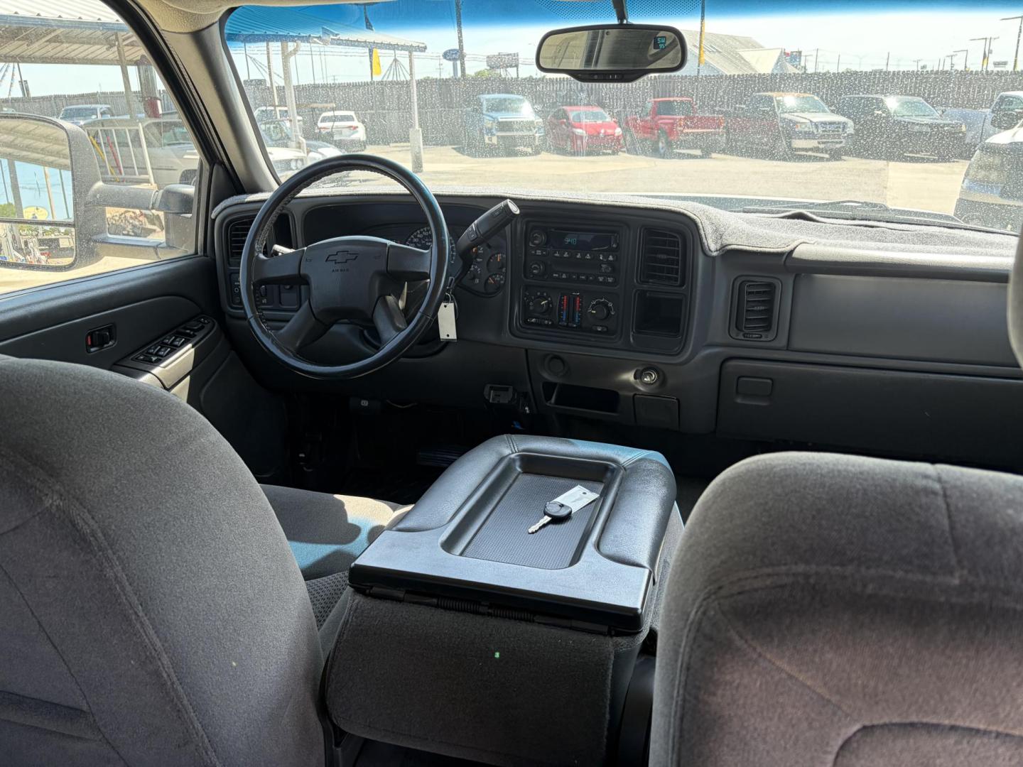 2006 White Chevrolet Silverado 2500HD LS Crew Cab 4WD (1GCHK23D96F) with an 6.6L V8 OHV 32V TURBO DIESEL engine, located at 1687 Business 35 S, New Braunfels, TX, 78130, (830) 625-7159, 29.655487, -98.051491 - Photo#5