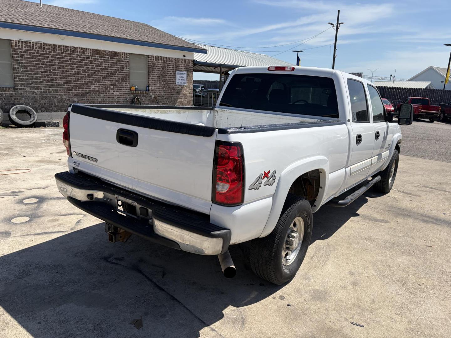 2006 White Chevrolet Silverado 2500HD LS Crew Cab 4WD (1GCHK23D96F) with an 6.6L V8 OHV 32V TURBO DIESEL engine, located at 1687 Business 35 S, New Braunfels, TX, 78130, (830) 625-7159, 29.655487, -98.051491 - Photo#6