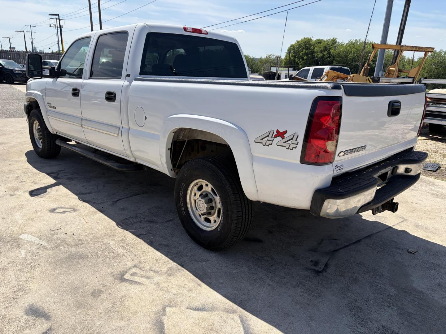 2006 White Chevrolet Silverado 2500HD LS Crew Cab 4WD (1GCHK23D96F) with an 6.6L V8 OHV 32V TURBO DIESEL engine, located at 1687 Business 35 S, New Braunfels, TX, 78130, (830) 625-7159, 29.655487, -98.051491 - Photo#7