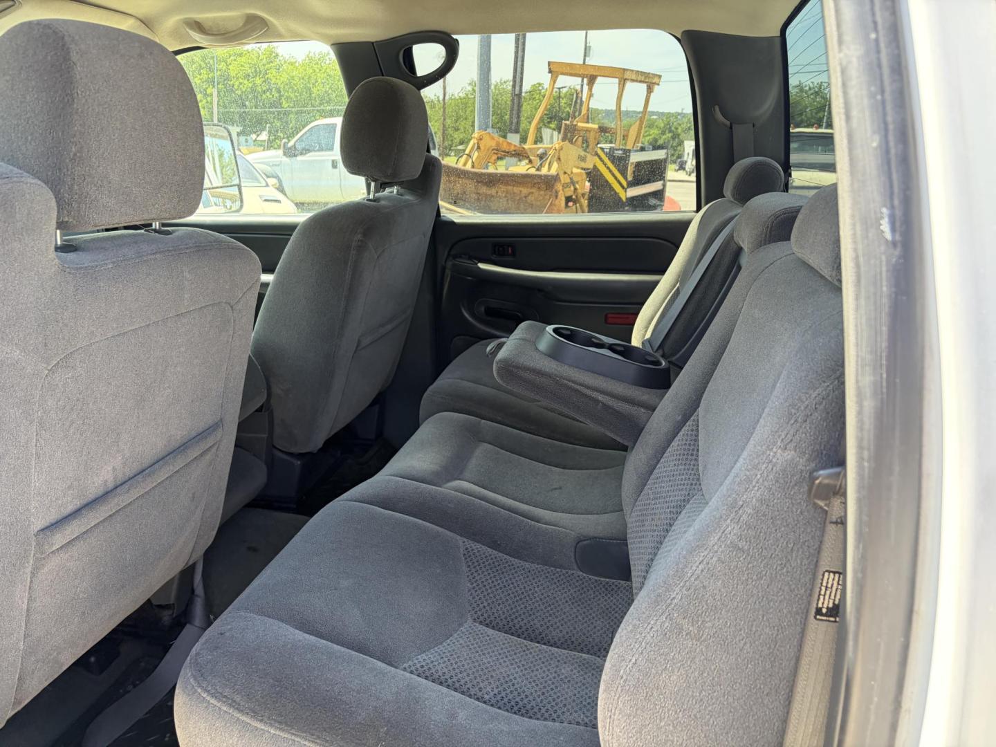 2006 White Chevrolet Silverado 2500HD LS Crew Cab 4WD (1GCHK23D96F) with an 6.6L V8 OHV 32V TURBO DIESEL engine, located at 1687 Business 35 S, New Braunfels, TX, 78130, (830) 625-7159, 29.655487, -98.051491 - Photo#8