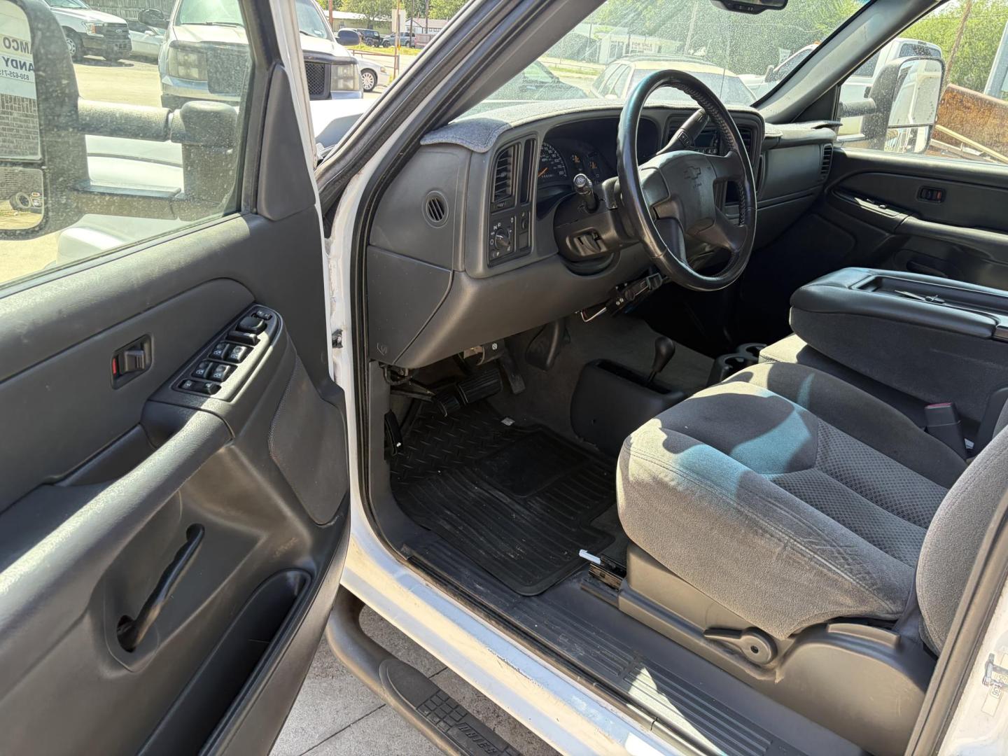 2006 White Chevrolet Silverado 2500HD LS Crew Cab 4WD (1GCHK23D96F) with an 6.6L V8 OHV 32V TURBO DIESEL engine, located at 1687 Business 35 S, New Braunfels, TX, 78130, (830) 625-7159, 29.655487, -98.051491 - Photo#9