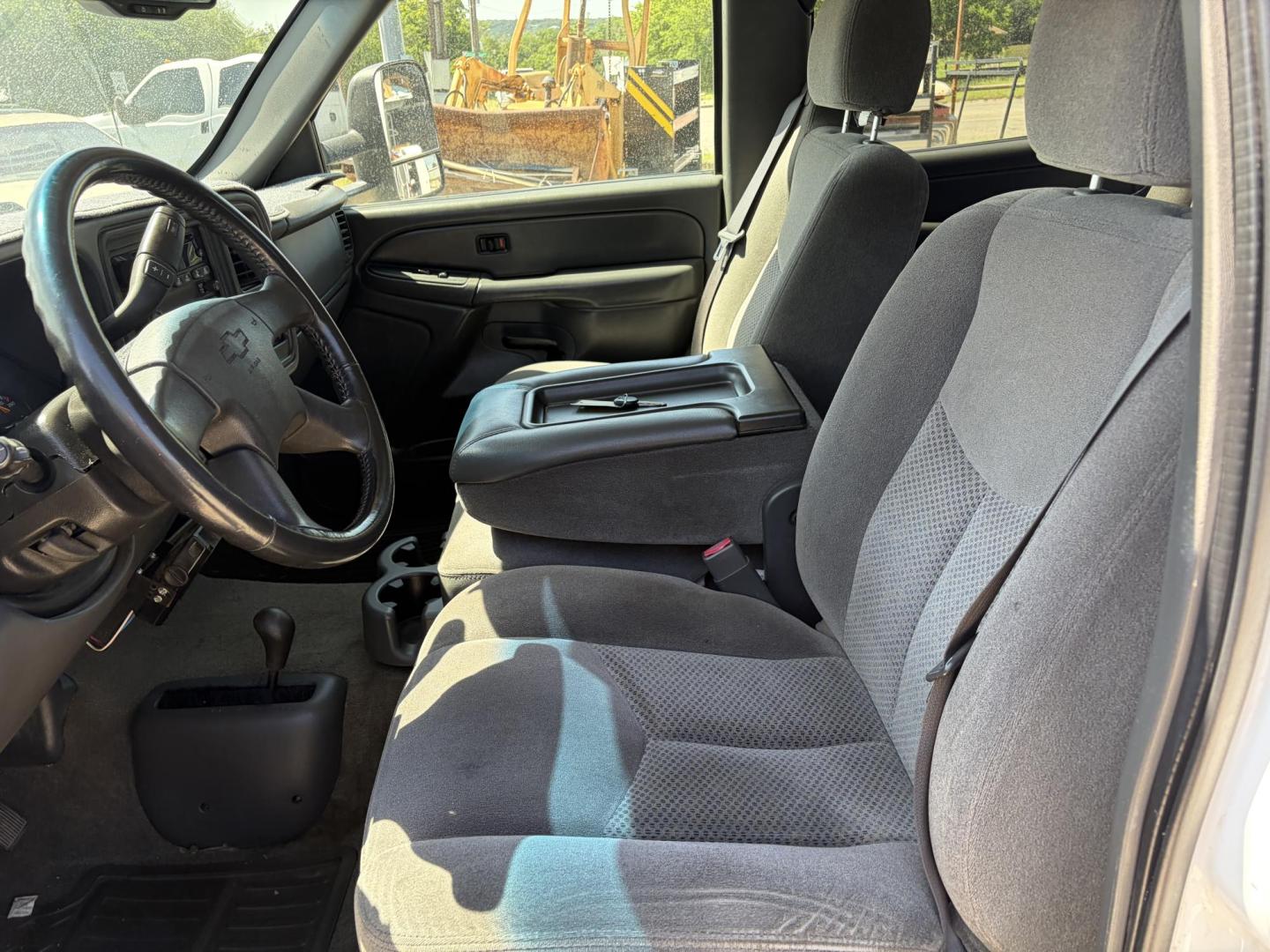 2006 White Chevrolet Silverado 2500HD LS Crew Cab 4WD (1GCHK23D96F) with an 6.6L V8 OHV 32V TURBO DIESEL engine, located at 1687 Business 35 S, New Braunfels, TX, 78130, (830) 625-7159, 29.655487, -98.051491 - Photo#10