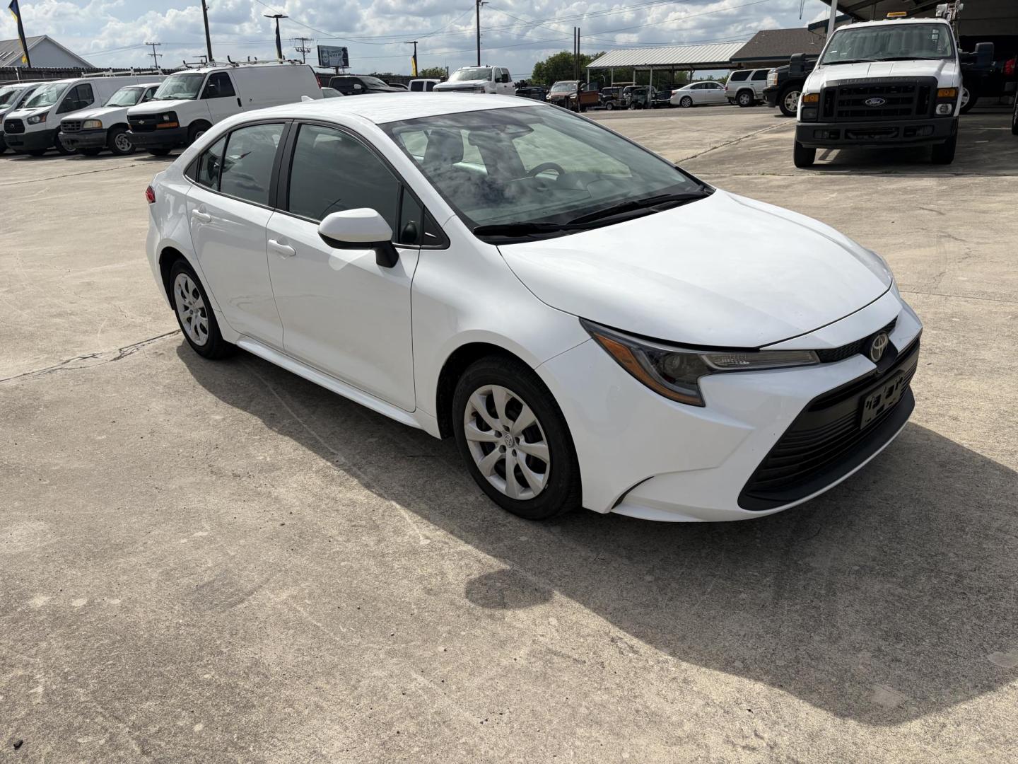 2024 White Toyota Corolla LE (5YFB4MDE8RP) with an 2.0L L4 DOHC 16V engine, CVT transmission, located at 1687 Business 35 S, New Braunfels, TX, 78130, (830) 625-7159, 29.655487, -98.051491 - Photo#1