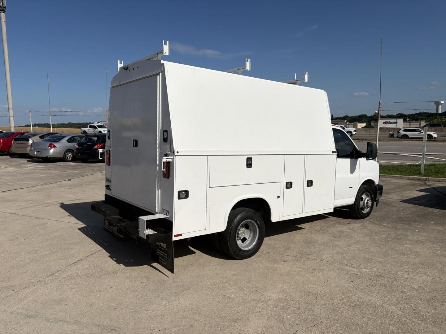 2019 White Chevrolet Express G3500 139" (1HA3GRCG3KN) with an 6.0L V8 OHV 16V FFV engine, 6A transmission, located at 1687 Business 35 S, New Braunfels, TX, 78130, (830) 625-7159, 29.655487, -98.051491 - Photo#2
