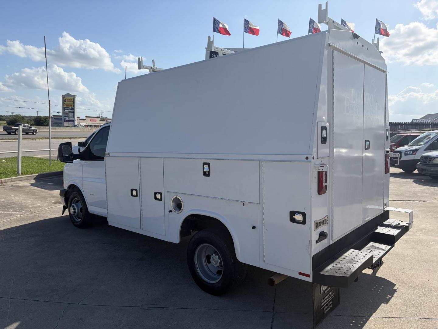 2019 White Chevrolet Express G3500 139" (1HA3GRCG3KN) with an 6.0L V8 OHV 16V FFV engine, 6A transmission, located at 1687 Business 35 S, New Braunfels, TX, 78130, (830) 625-7159, 29.655487, -98.051491 - Photo#3