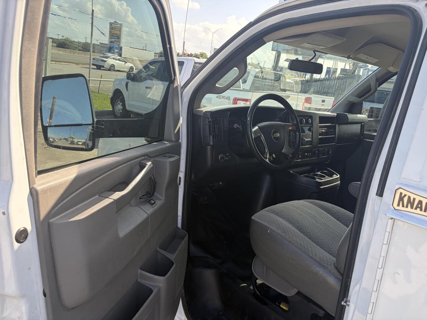 2019 White Chevrolet Express G3500 139" (1HA3GRCG3KN) with an 6.0L V8 OHV 16V FFV engine, 6A transmission, located at 1687 Business 35 S, New Braunfels, TX, 78130, (830) 625-7159, 29.655487, -98.051491 - Photo#4
