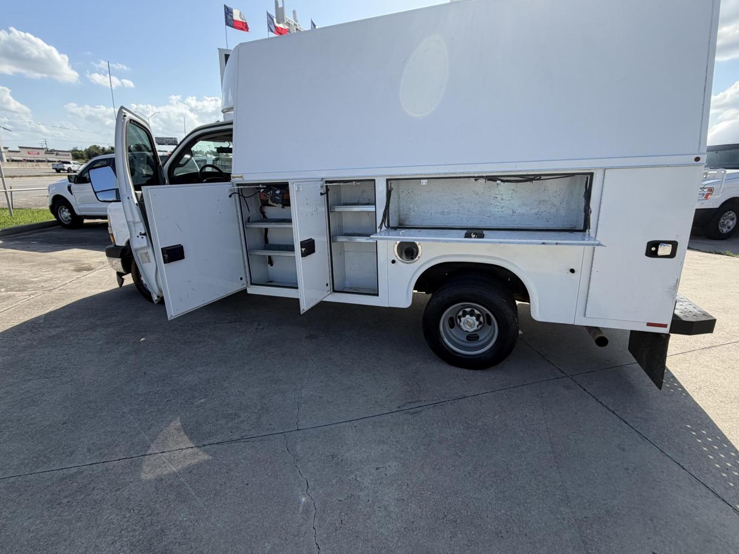 2019 White Chevrolet Express G3500 139" (1HA3GRCG3KN) with an 6.0L V8 OHV 16V FFV engine, 6A transmission, located at 1687 Business 35 S, New Braunfels, TX, 78130, (830) 625-7159, 29.655487, -98.051491 - Photo#9