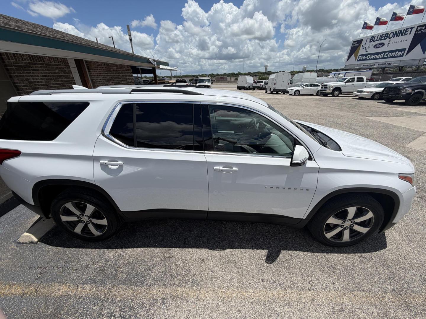 2018 White Chevrolet Traverse LT Leather FWD (1GNERHKW8JJ) with an 3.6L V6 DOHC 24V engine, 9A transmission, located at 1687 Business 35 S, New Braunfels, TX, 78130, (830) 625-7159, 29.655487, -98.051491 - Photo#2