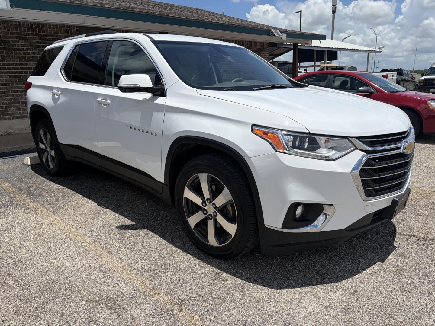 2018 White Chevrolet Traverse LT Leather FWD (1GNERHKW8JJ) with an 3.6L V6 DOHC 24V engine, 9A transmission, located at 1687 Business 35 S, New Braunfels, TX, 78130, (830) 625-7159, 29.655487, -98.051491 - Photo#1